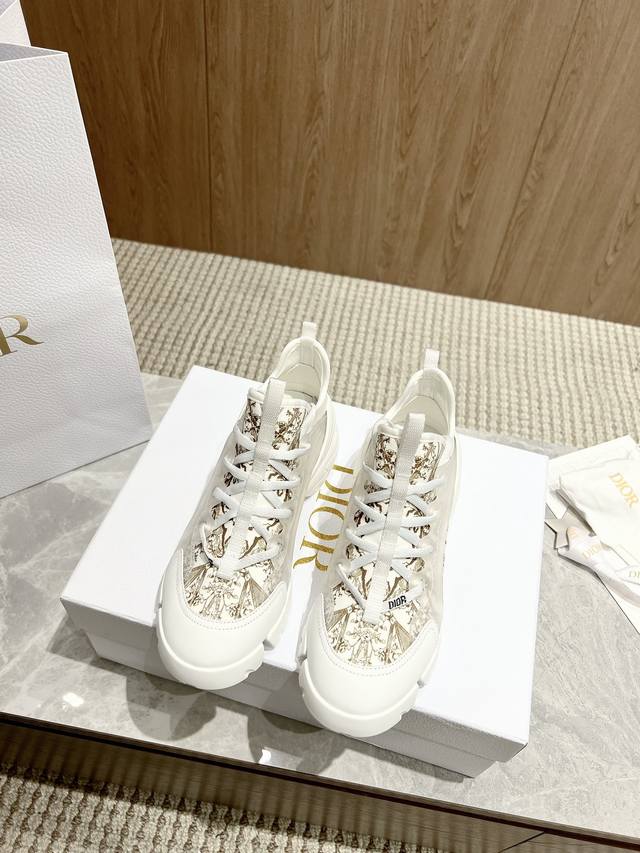 顶级版本 出厂：花色 Christian Dior经典运动老爹鞋 众多明星、网红示范的超级百搭款 舞蹈鞋款式搭配品牌logo织带彰显大气简约感。 原板开模打造，